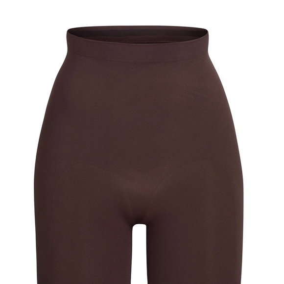 *SKIMS* Sculpting Short Mid Thigh - Picture 3 of 4